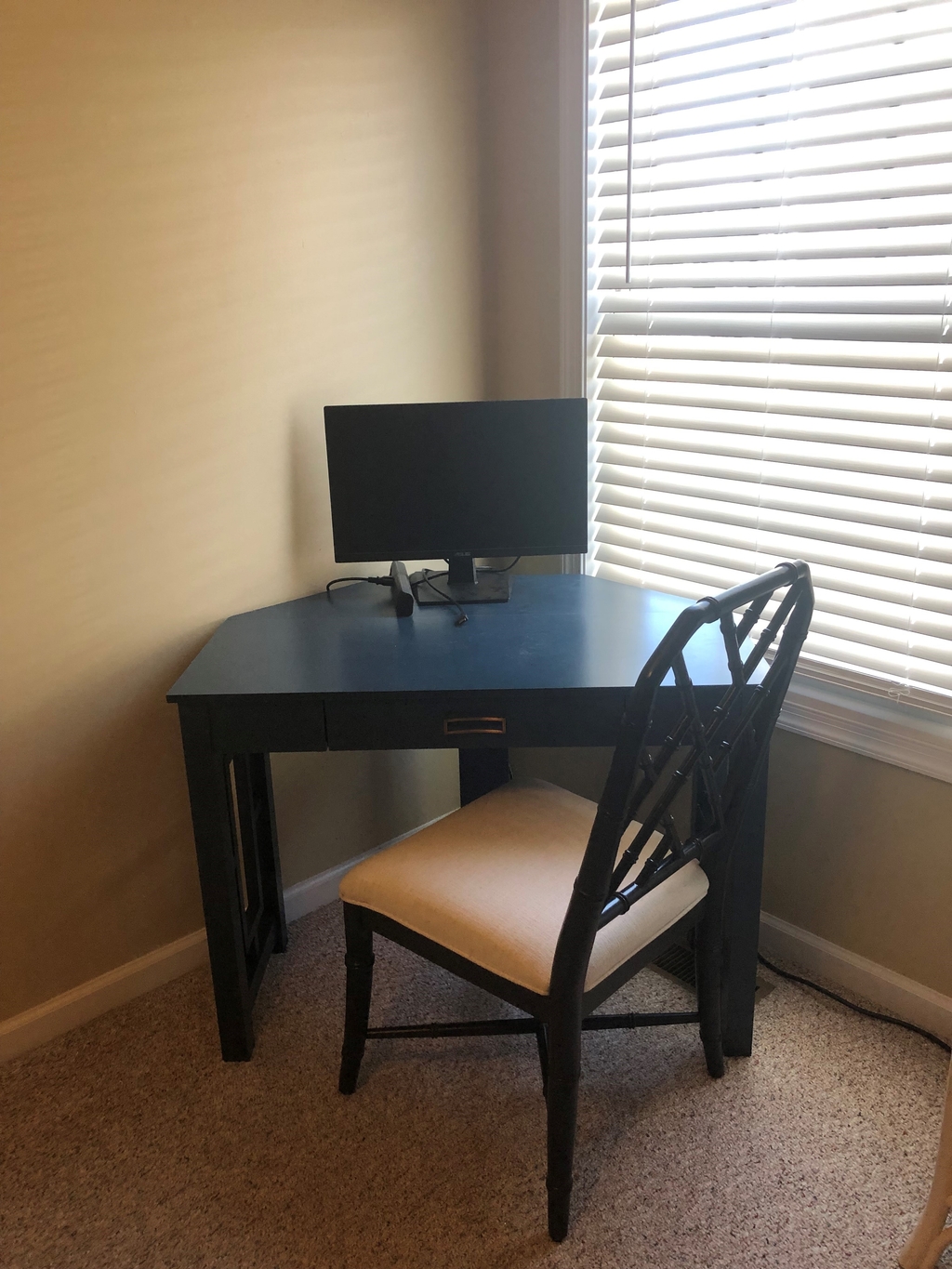 Corner Workstation in Master BR