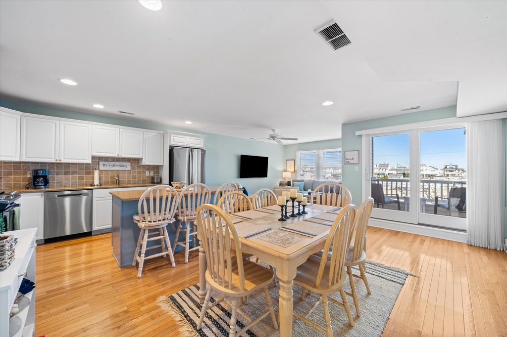 Spacious 3 bedroom condo located in downtown Avalon Avalon, NJ