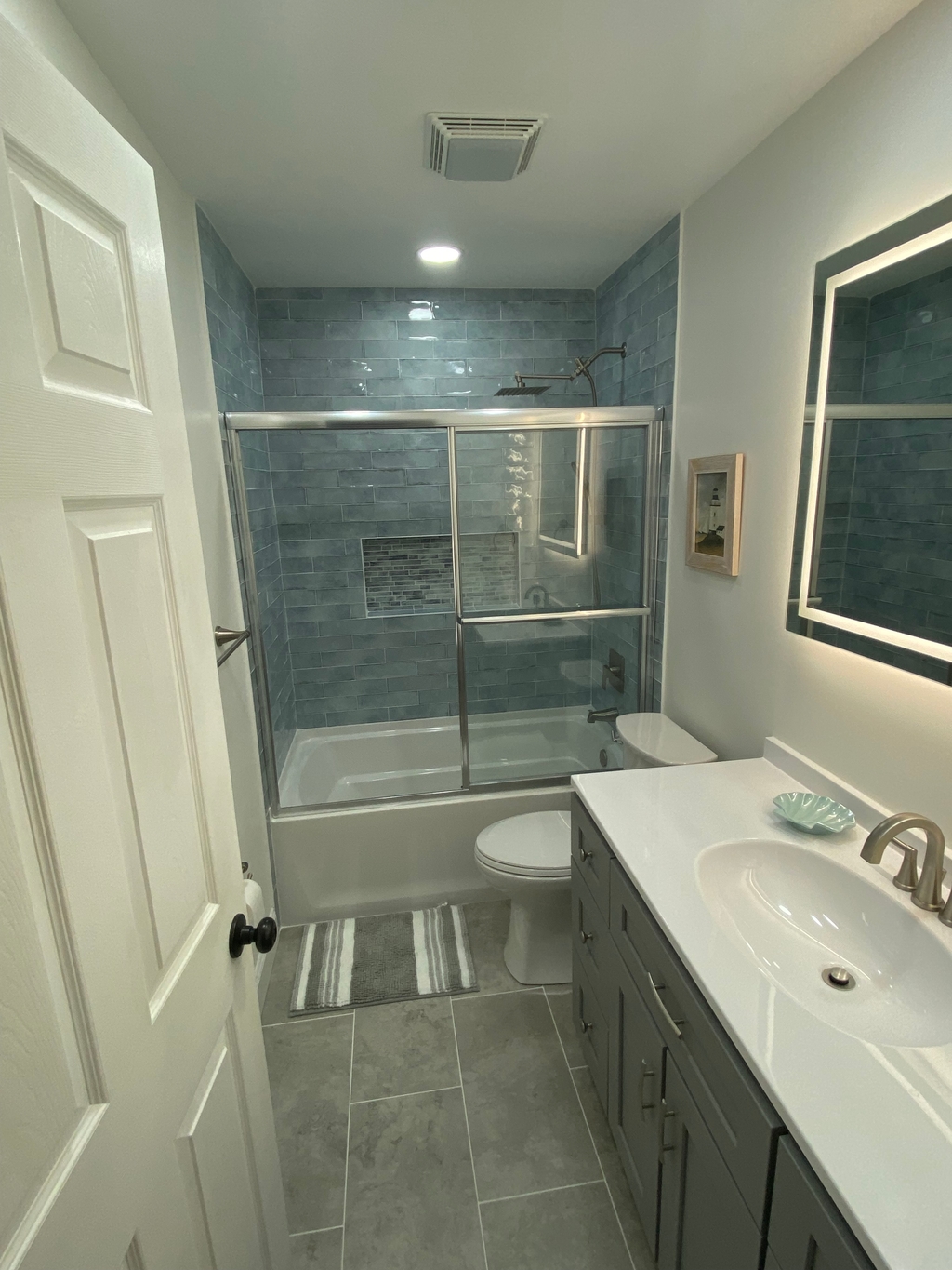 Upstairs Full Bathroom
